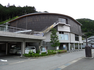 川上村立図書館の外観
