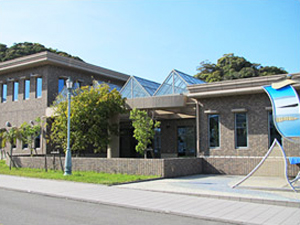 日南市立まなびピア図書館の外観