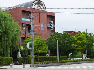 滑川市立図書館の外観