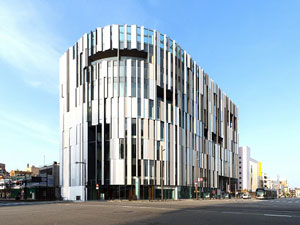 富山市立図書館本館の外観