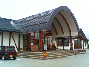 北杜市たかね図書館の外観