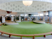 岐阜市立中央図書館のグローブと呼ばれる屋根が浮かぶ館内