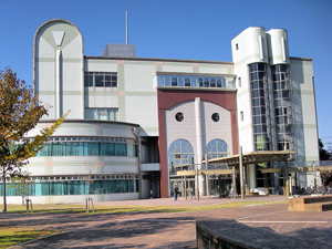 各務原市立中央図書館の外観