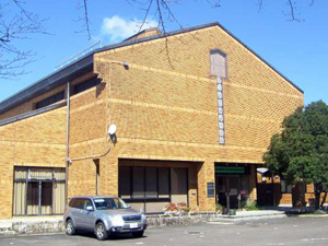 山県市図書館の外観