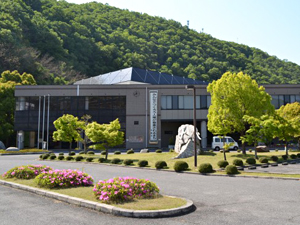 井原市芳井図書館の外観