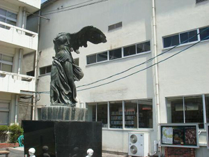 高梁市立成羽図書館の外観