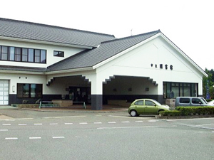 花巻市立石鳥谷図書館の外観