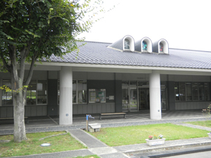 福山市神辺図書館の外観