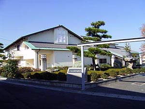 西条市立小松温芳図書館の外観