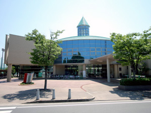 愛西市中央図書館の外観