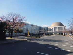 豊川市中央図書館の外観