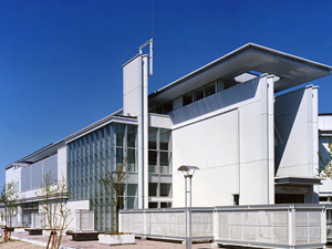 津島市立図書館の外観