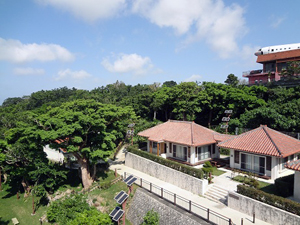 北中城村立あやかりの杜図書館の外観