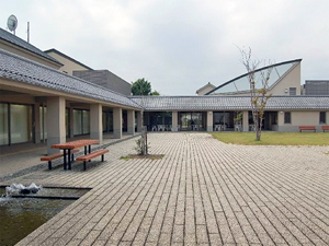 愛荘町立愛知川図書館の外観