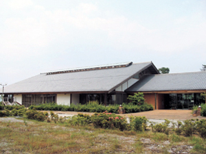 東近江市立湖東図書館の外観