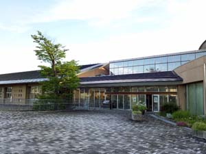 米原市立山東図書館の外観