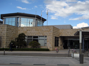 白山市立松任図書館の外観