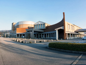 白山市立鶴来図書館の外観