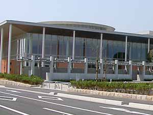 津幡町立図書館の外観
