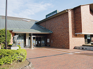 秦野市立図書館の外観