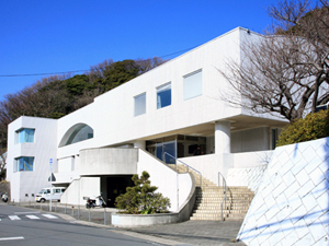 葉山町立図書館の外観