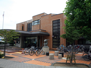 横浜市栄図書館の外観
