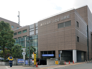 横浜市磯子図書館の外観