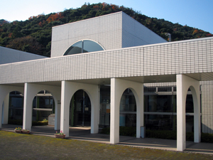 高浜町中央図書館の外観