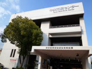 福岡市中央図書館の外観