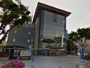 飯塚市立飯塚図書館の外観
