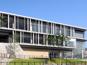 北九州市立八幡西図書館の外観