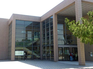 古賀市立図書館の外観