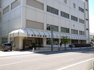三春町民図書館の外観