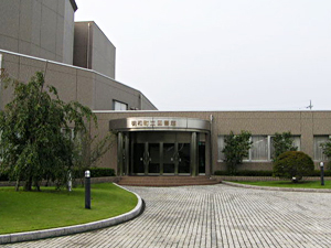 明和町立図書館の外観