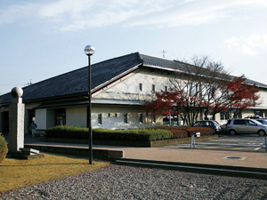 富岡市立図書館の外観