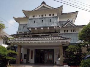 五島市立図書館の外観