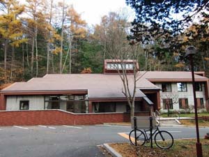 軽井沢町立離山図書館の外観