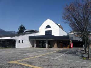 松本市波田図書館の外観