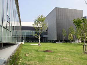 茅野市図書館の外観