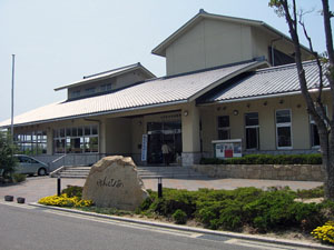 土庄町立中央図書館「ほんとぴあ」の外観